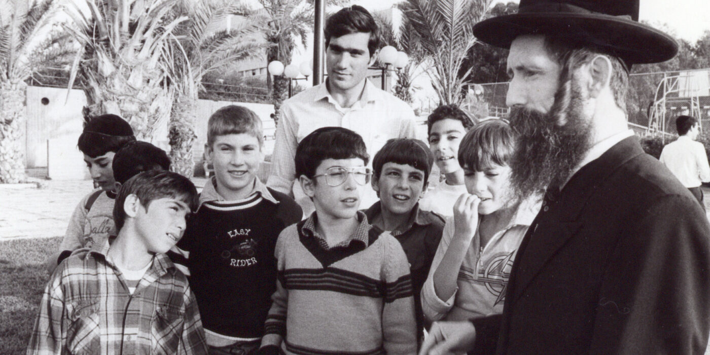 הרב גרוסמן עם תלמידים בחצר בית הספר