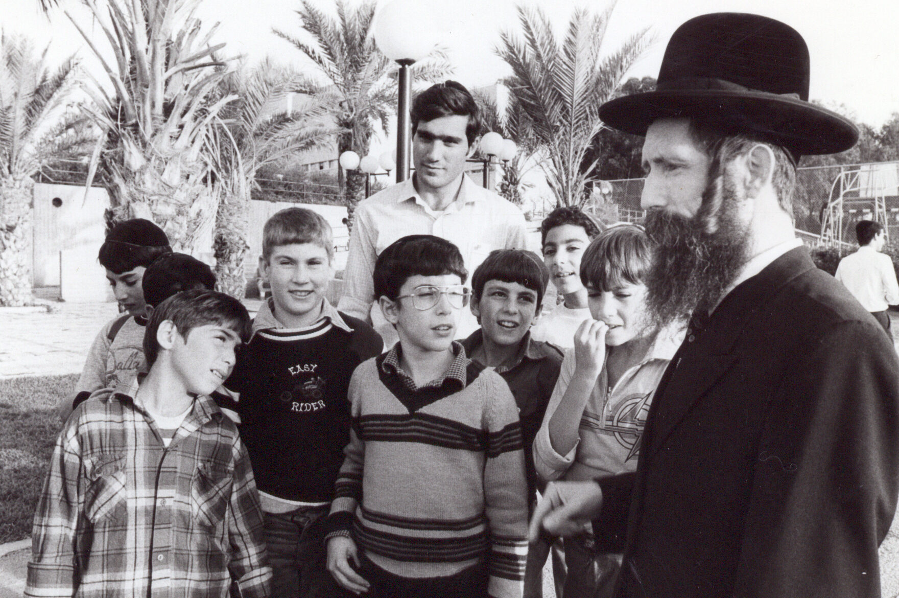 הרב גרוסמן עם תלמידים בחצר בית הספר