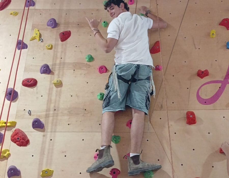 תלמיד מטפס על קיר טיפוס