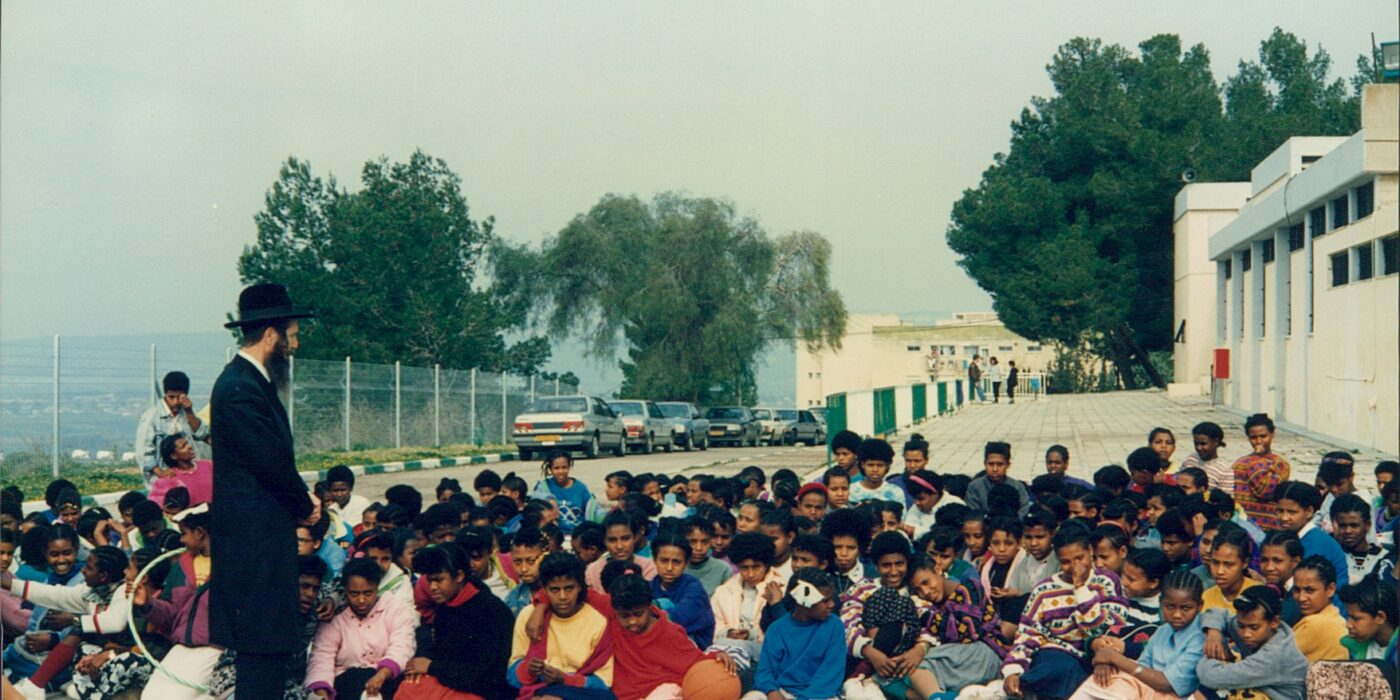 הרב גרוסמן עם תלמידות עולות מאתיופיה
