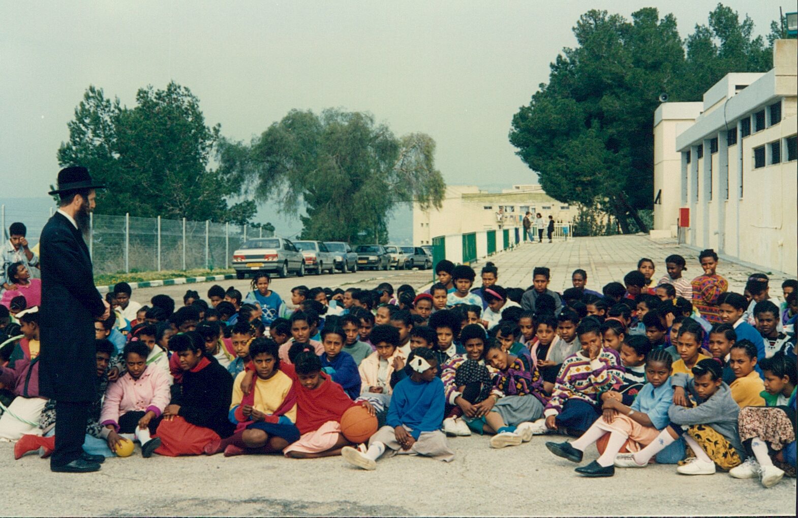 הרב גרוסמן עם תלמידות עולות מאתיופיה