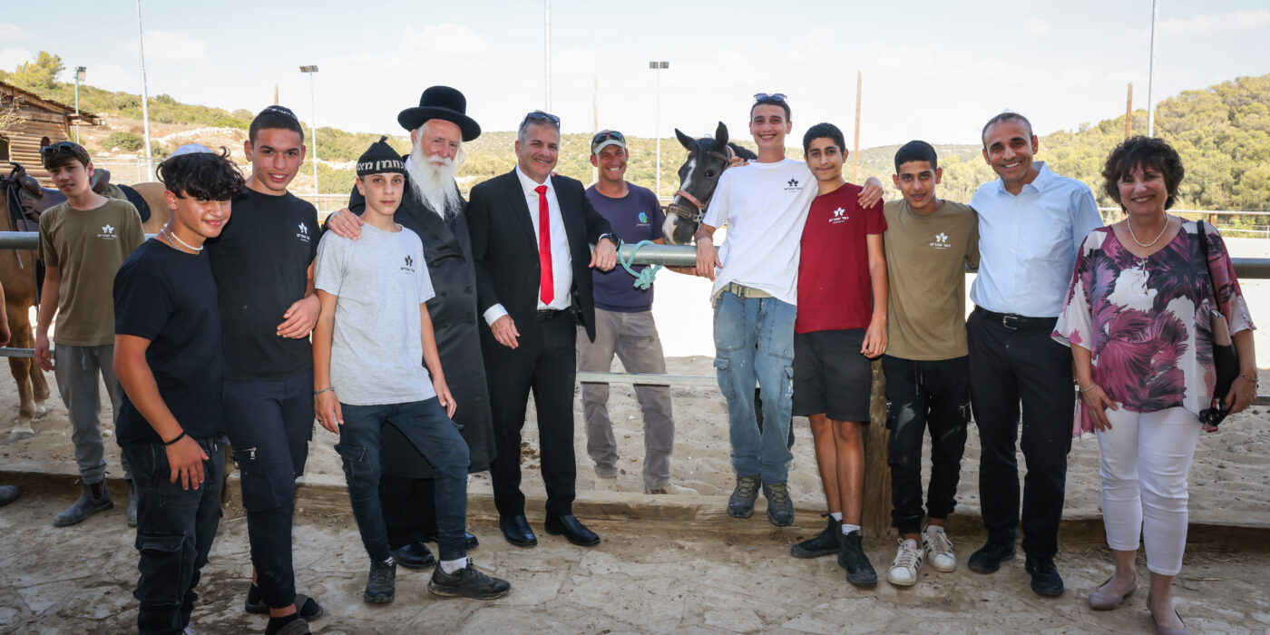 יואב קיש, הרב גרוסמן ותלמידי זוהרים על רקע חוות סוסים