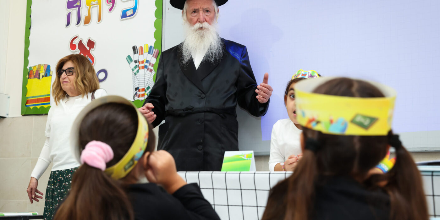 הרב והרבנית גרוסמן מבקרים בכיתה א לרגל פתיחת שנת הלימודים