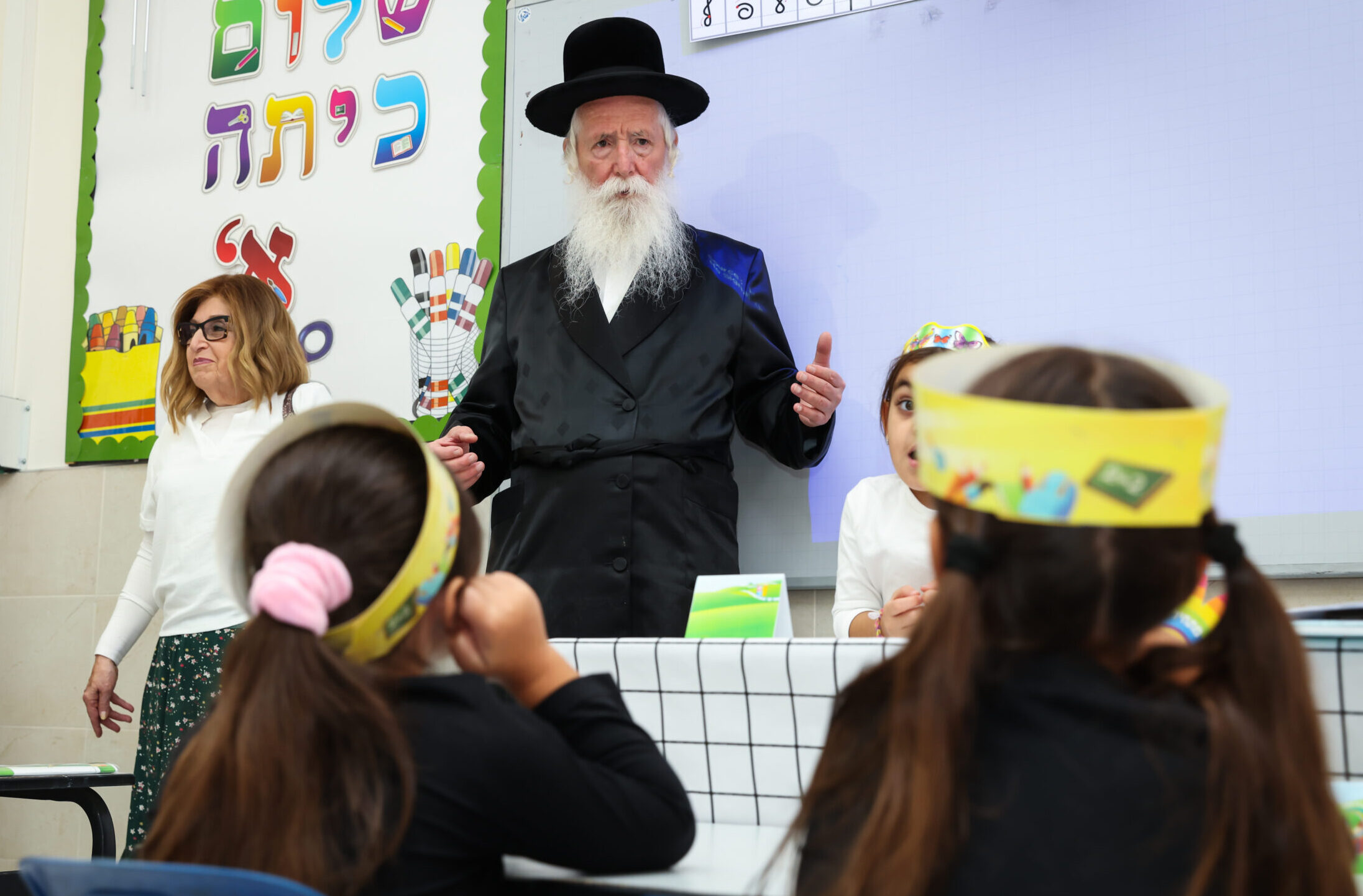 הרב והרבנית גרוסמן מבקרים בכיתה א לרגל פתיחת שנת הלימודים