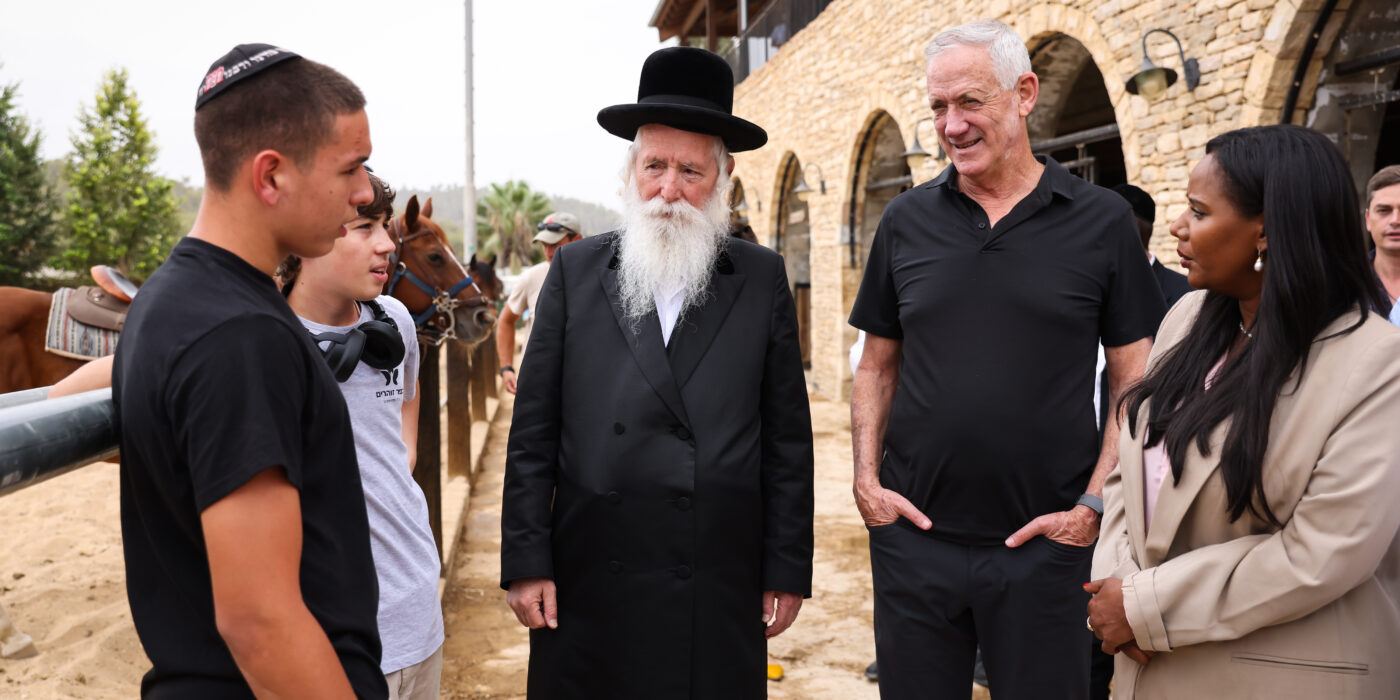 בני גנץ, פנינה שטה טהרב גרוסמן עם תלמידי כפר זהורים בחוות הסוסים