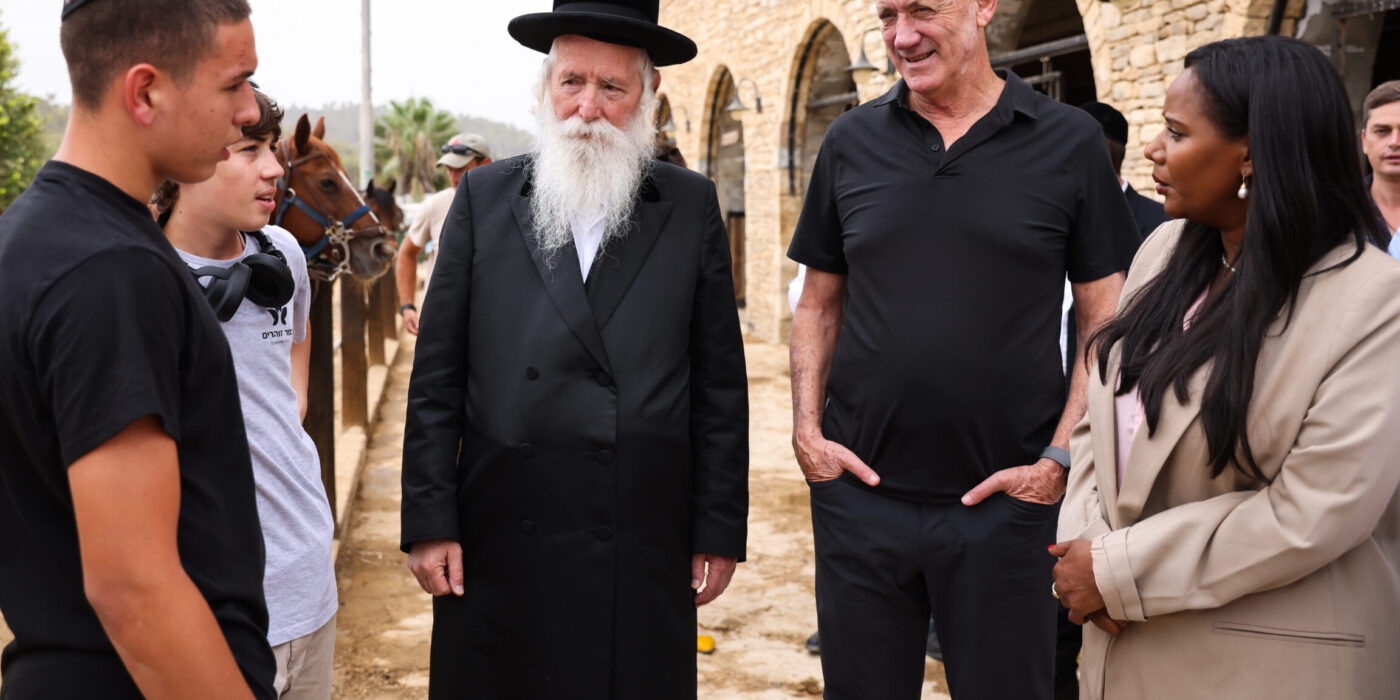 בני גנץ, פנינה שטה טהרב גרוסמן עם תלמידי כפר זהורים בחוות הסוסים