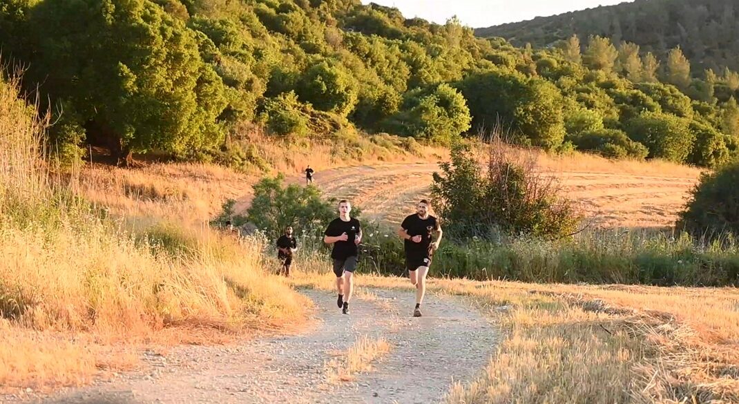 תלמידים רצים בשדות