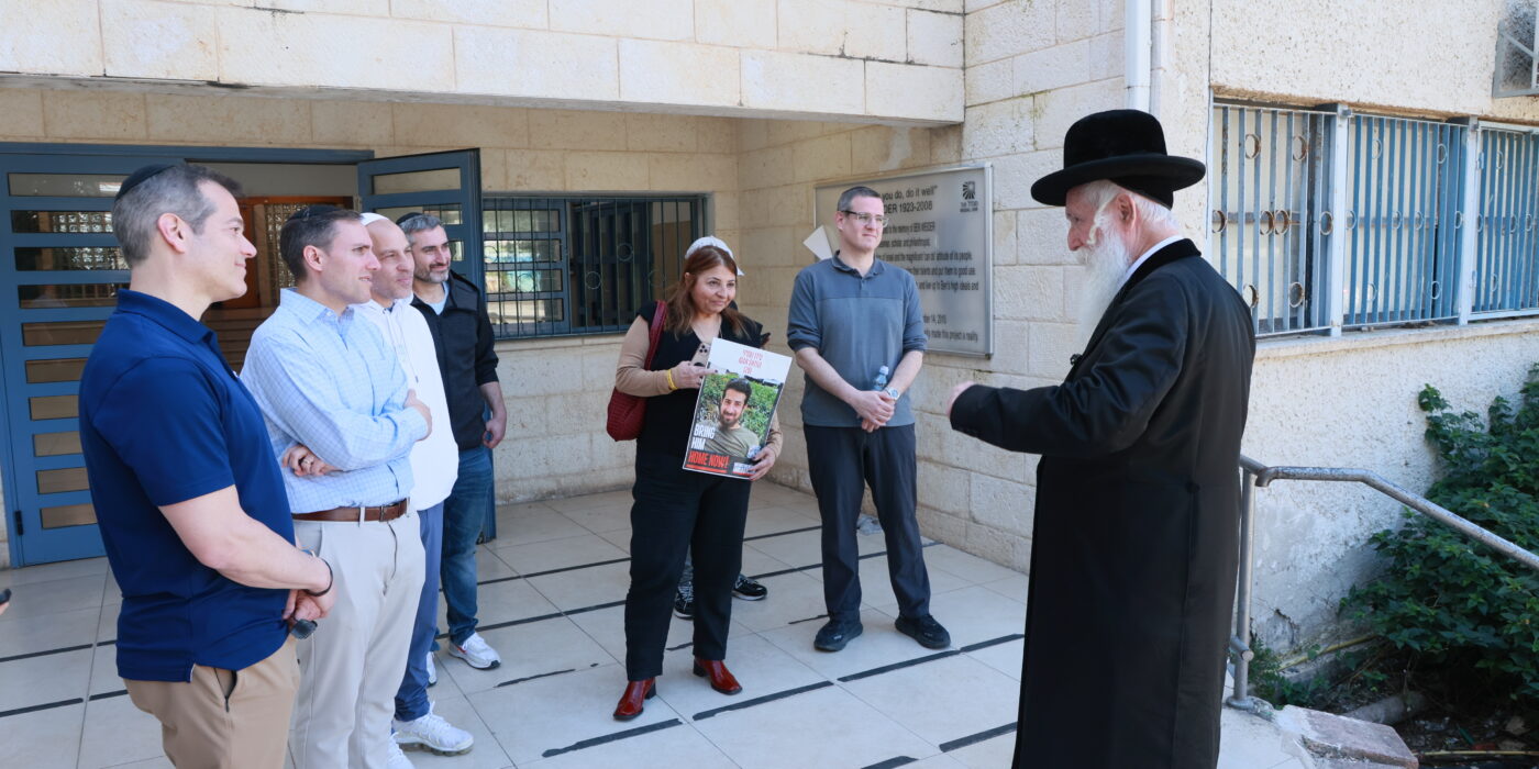 אמו של החטוך עידן שתיוי בביקור אצל הרב