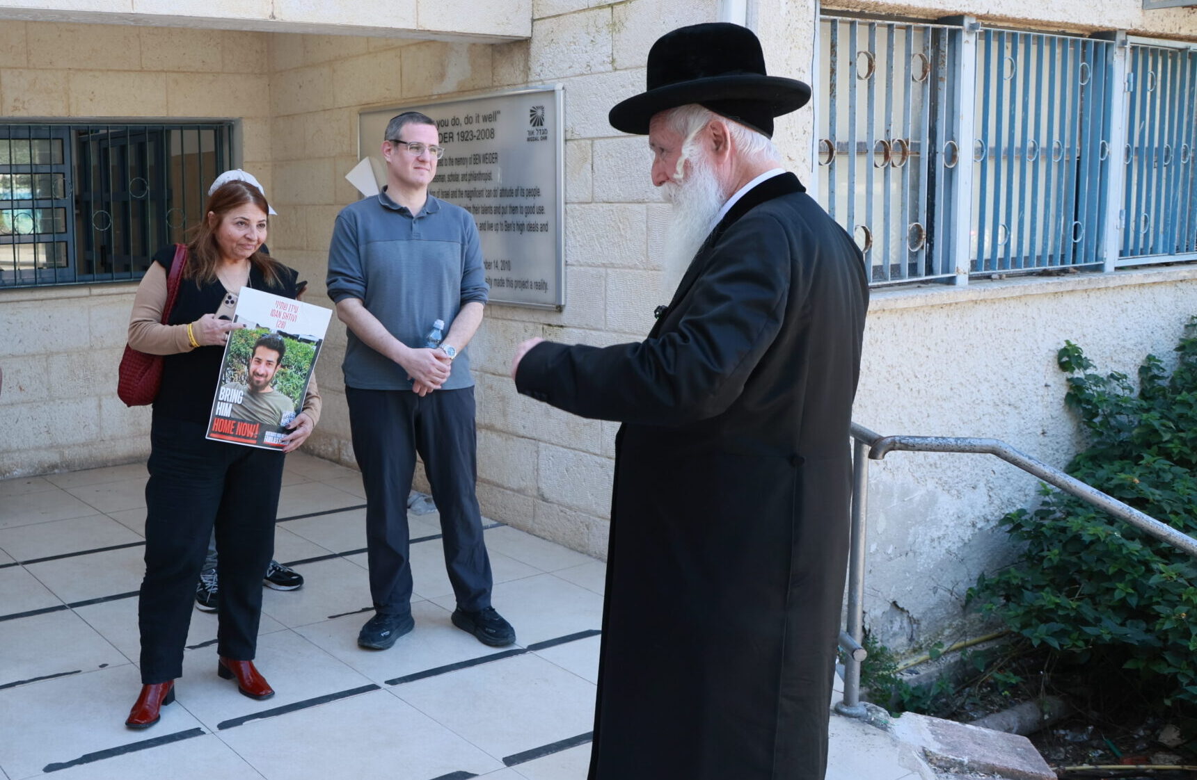 אמו של החטוך עידן שתיוי בביקור אצל הרב