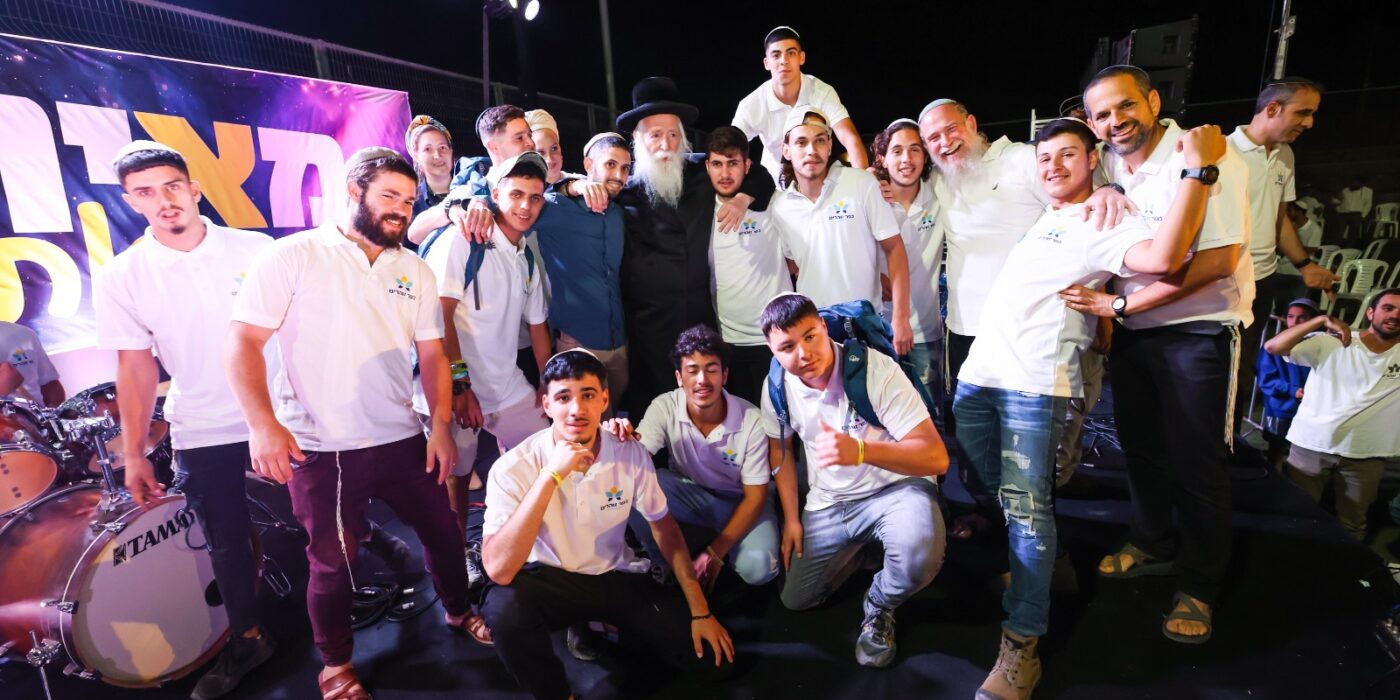 הרב עם בוגראי מחזור י של כפר זוהרים