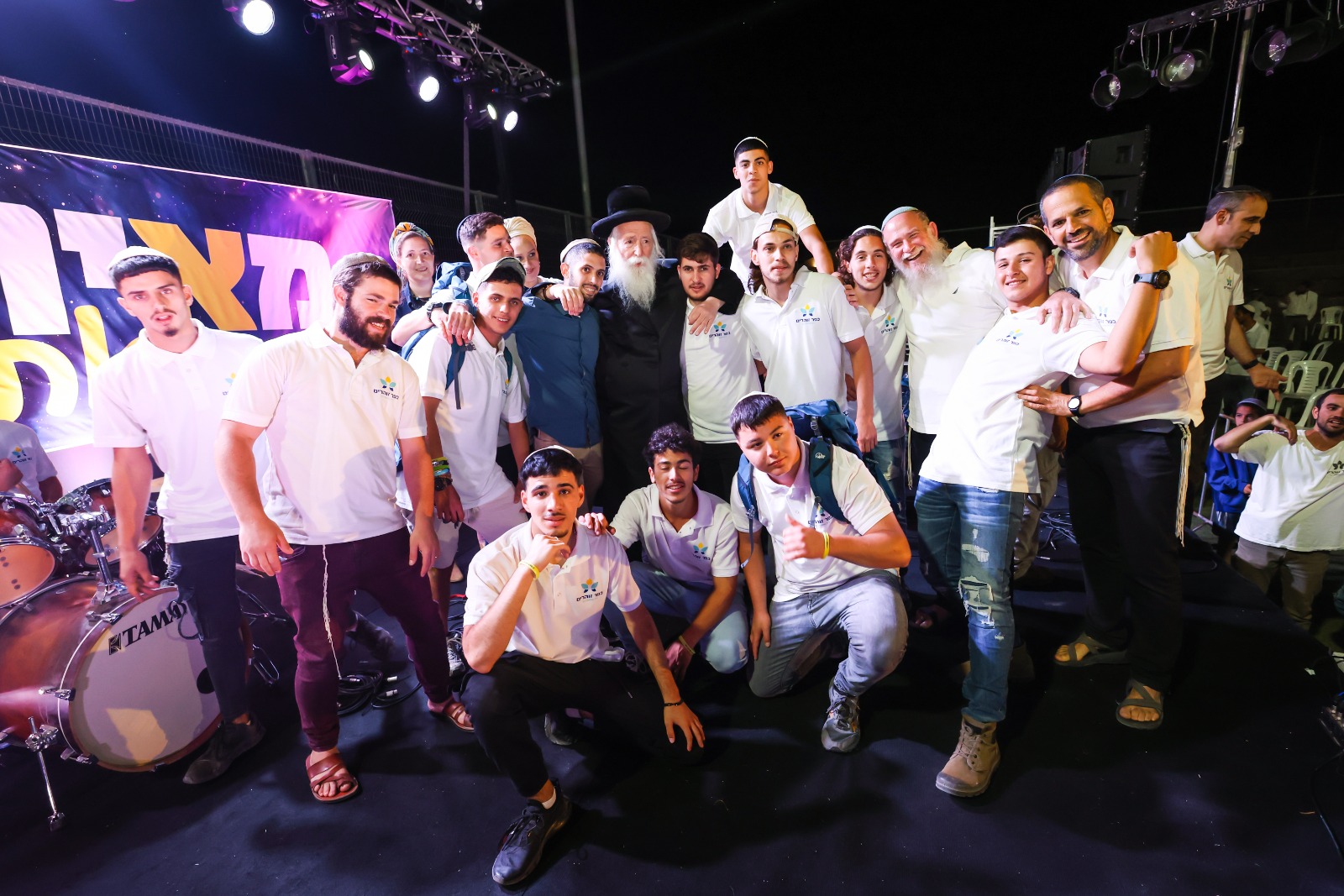 הרב עם בוגרי מחזור י של כפר זוהרים