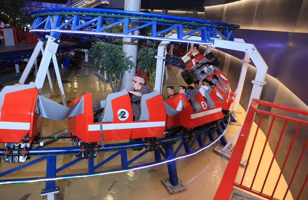 ילדי מפונים על רכבת הרים