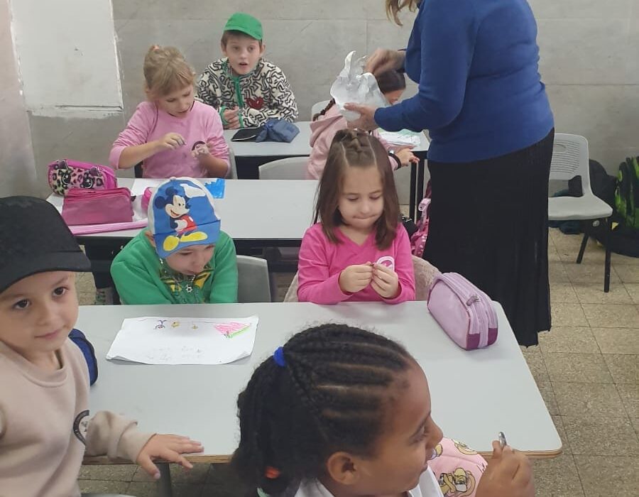 הרבנית גרוסמן מחלקת דמי חנוכה