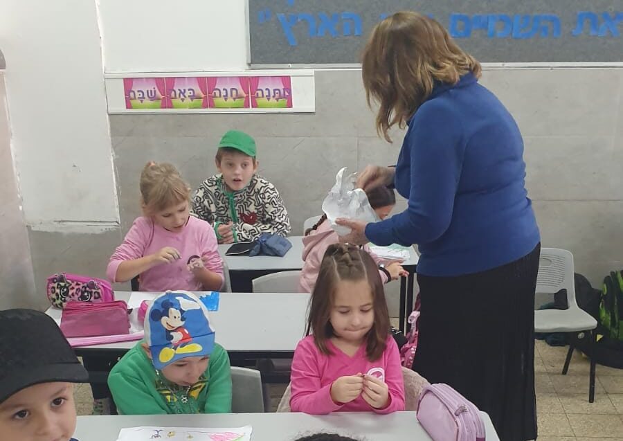 הרבנית גרוסמן מחלקת דמי חנוכה