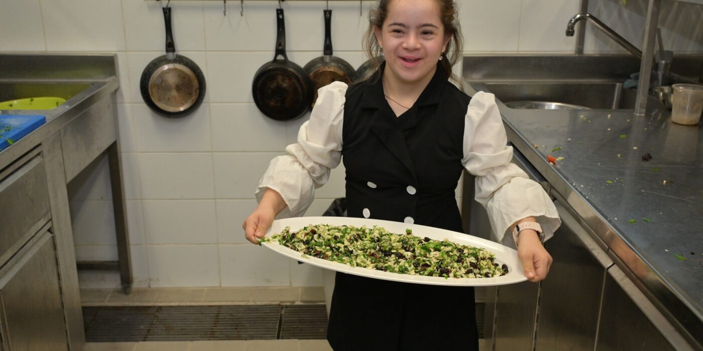 תלמידה מציגה את מטעמיה