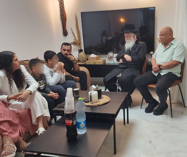 ביקור הרב בבית משפחת עבדוש