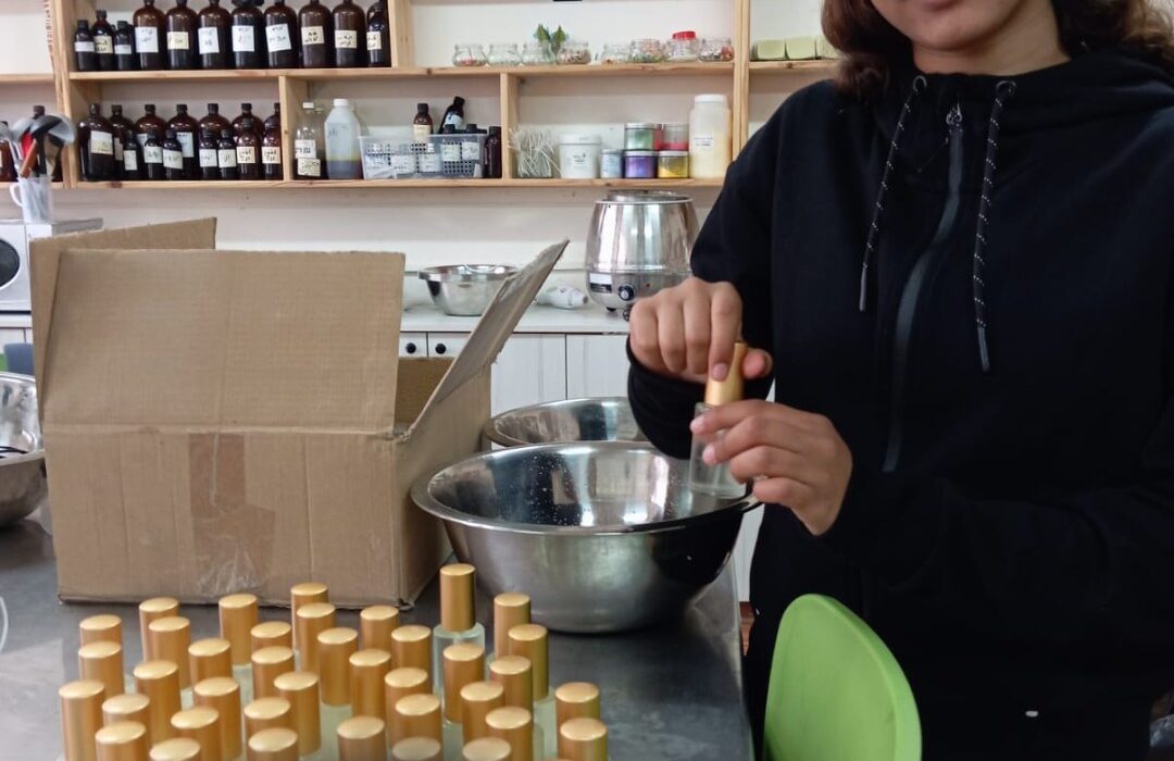 תלמידה אורזת מבשמים