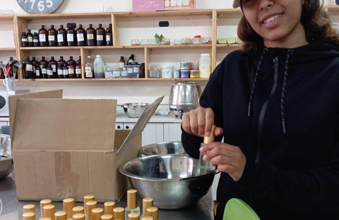 תלמידה אורזת מבשמים