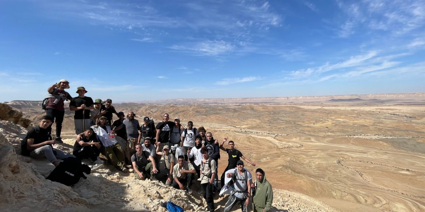 תלמידי כפר זוהרים על רקע נופי המדבר