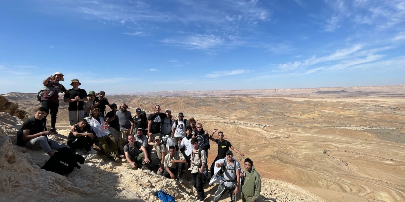 תלמידי כפר זוהרים על רקע נופי המדבר