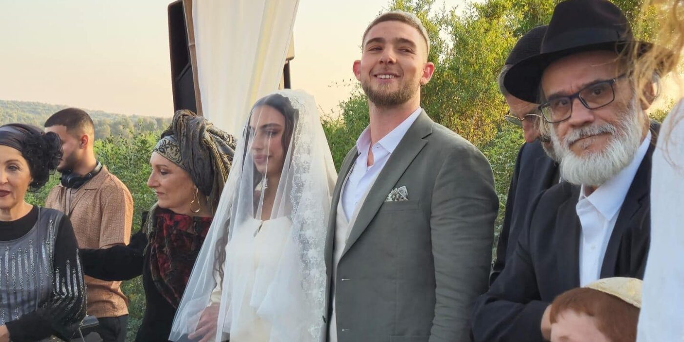 בוגר זוהרים בטקס החופה