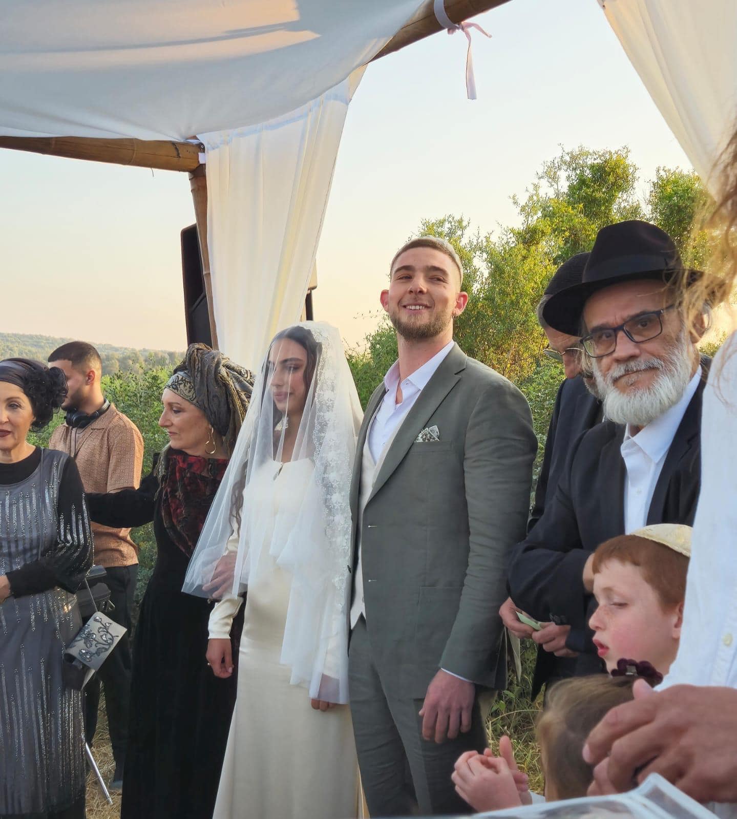 בוגר זוהרים בטקס החופה