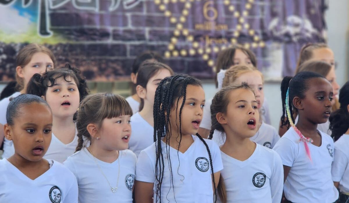 תלמידות שרות בטקס יום הזיכרון לשואה ולגבורה