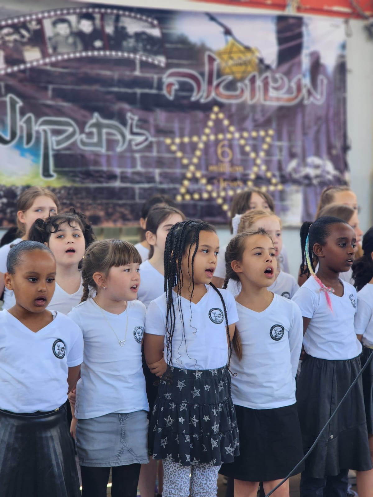 תלמידות שרות בטקס יום הזיכרון לשואה ולגבורה