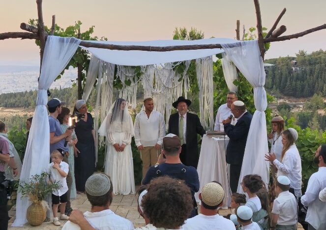 חיים ובת זוגו תחת חופה