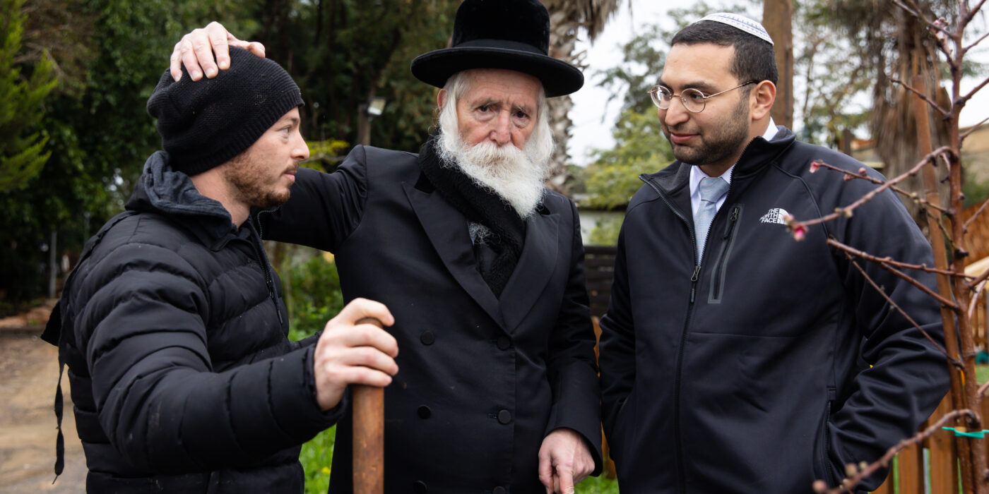 השר וסרלאוף עם הרב גרוסמן ותלמיד כפר זוהרים