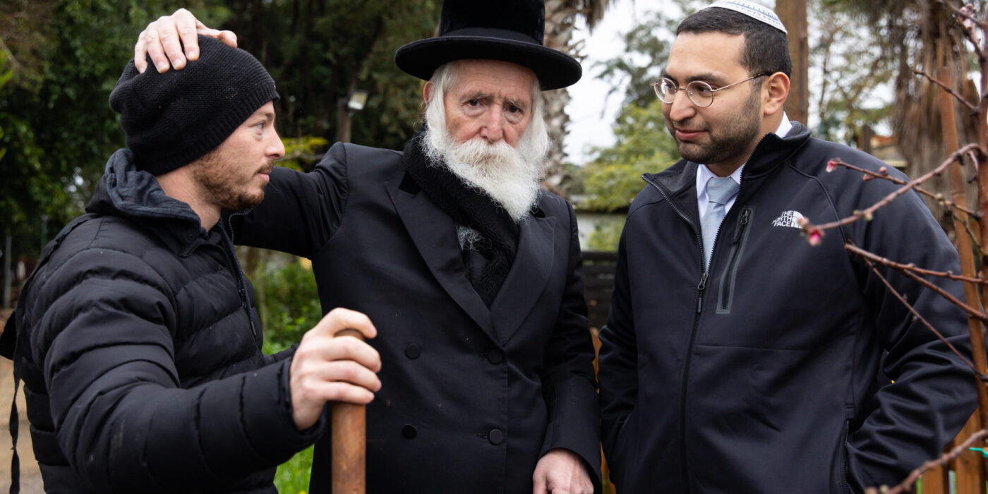 השר וסרלאוף עם הרב גרוסמן ותלמיד כפר זוהרים