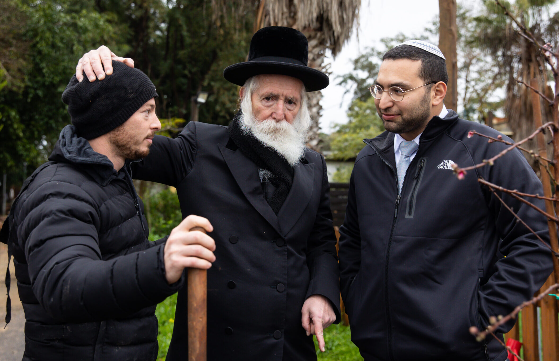 השר וסרלאוף עם הרב גרוסמן ותלמיד כפר זוהרים
