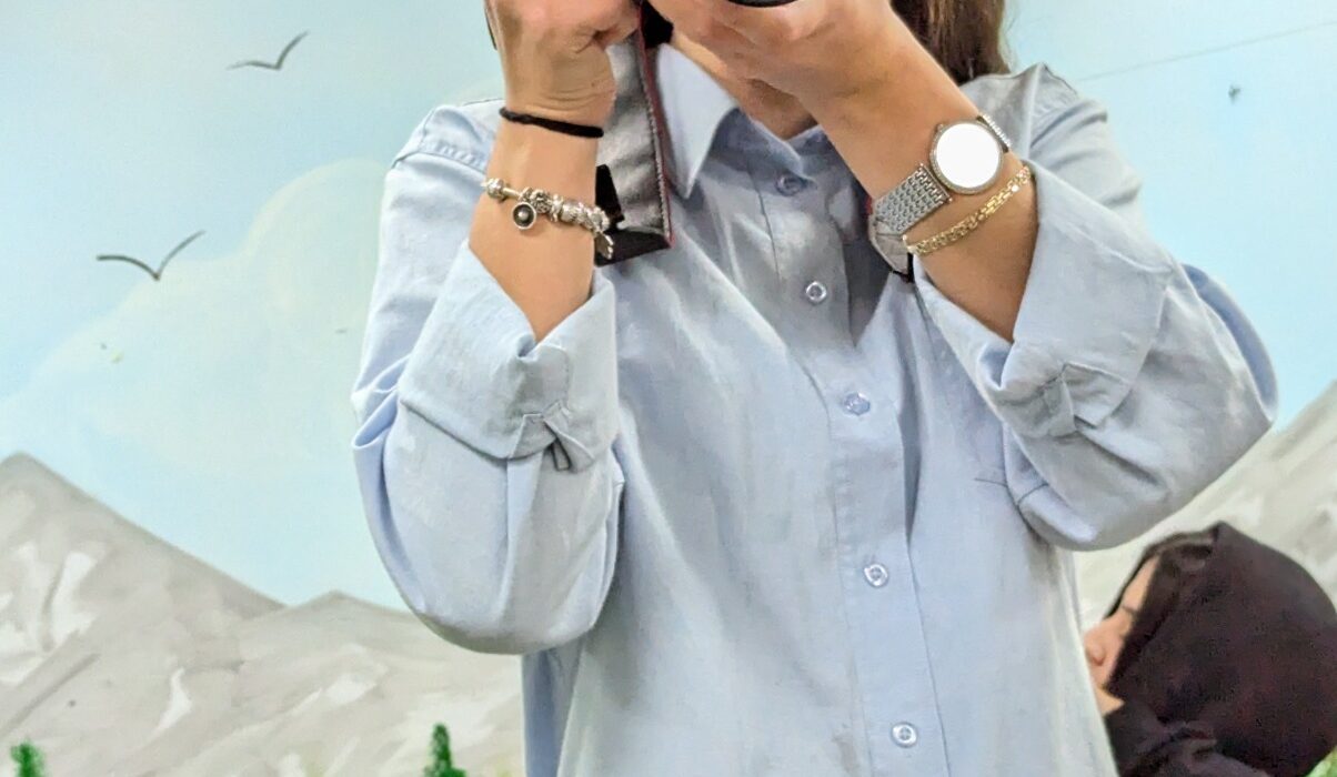 תלמידה מצלמת במצלמה