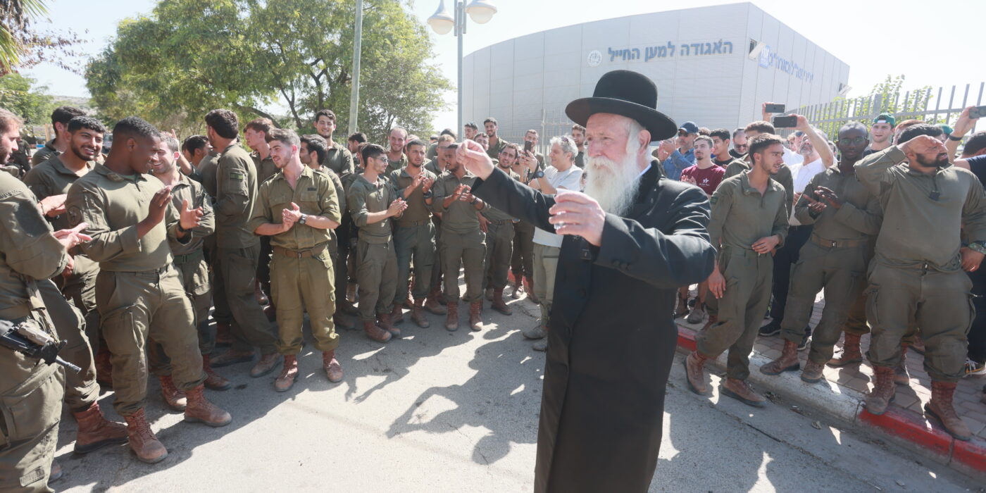הרב עם חיילי הצנחנים