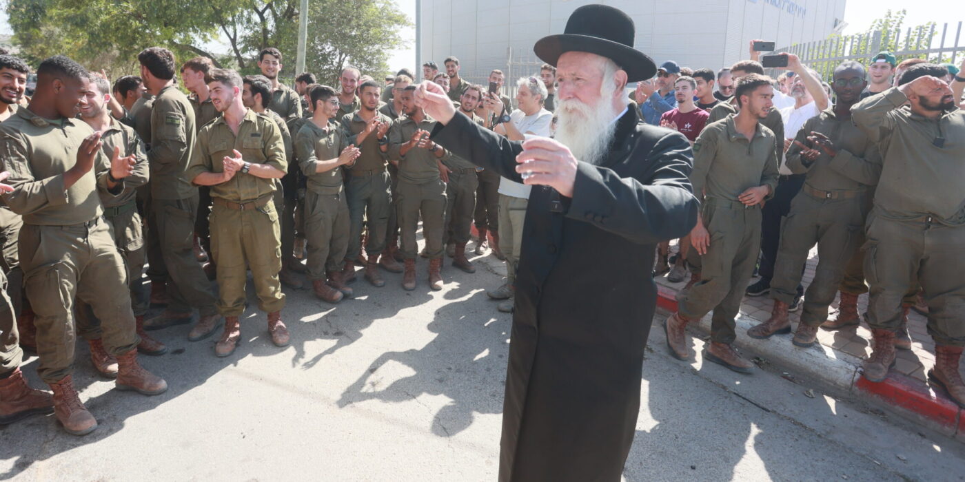 הרב עם חיילי הצנחנים