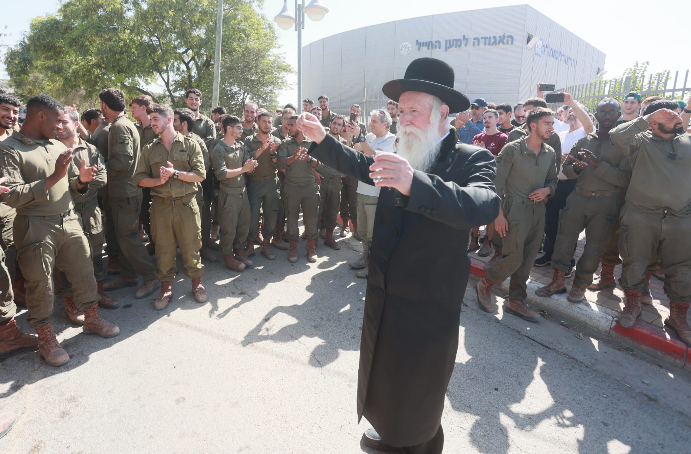 הרב עם חיילי הצנחנים