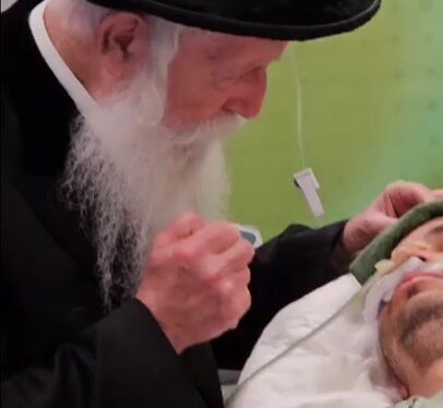 הרב מניח מטבע על ראשו של אביתר זיתוני