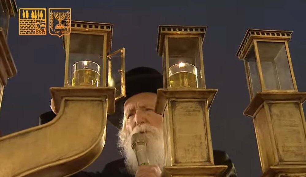 הרב מדליק נר שישי בכותל