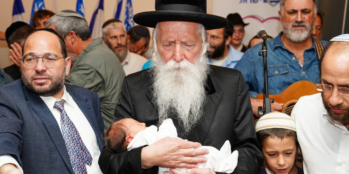 הרב גרוסמן אוחז תינוטק בטקס ברית