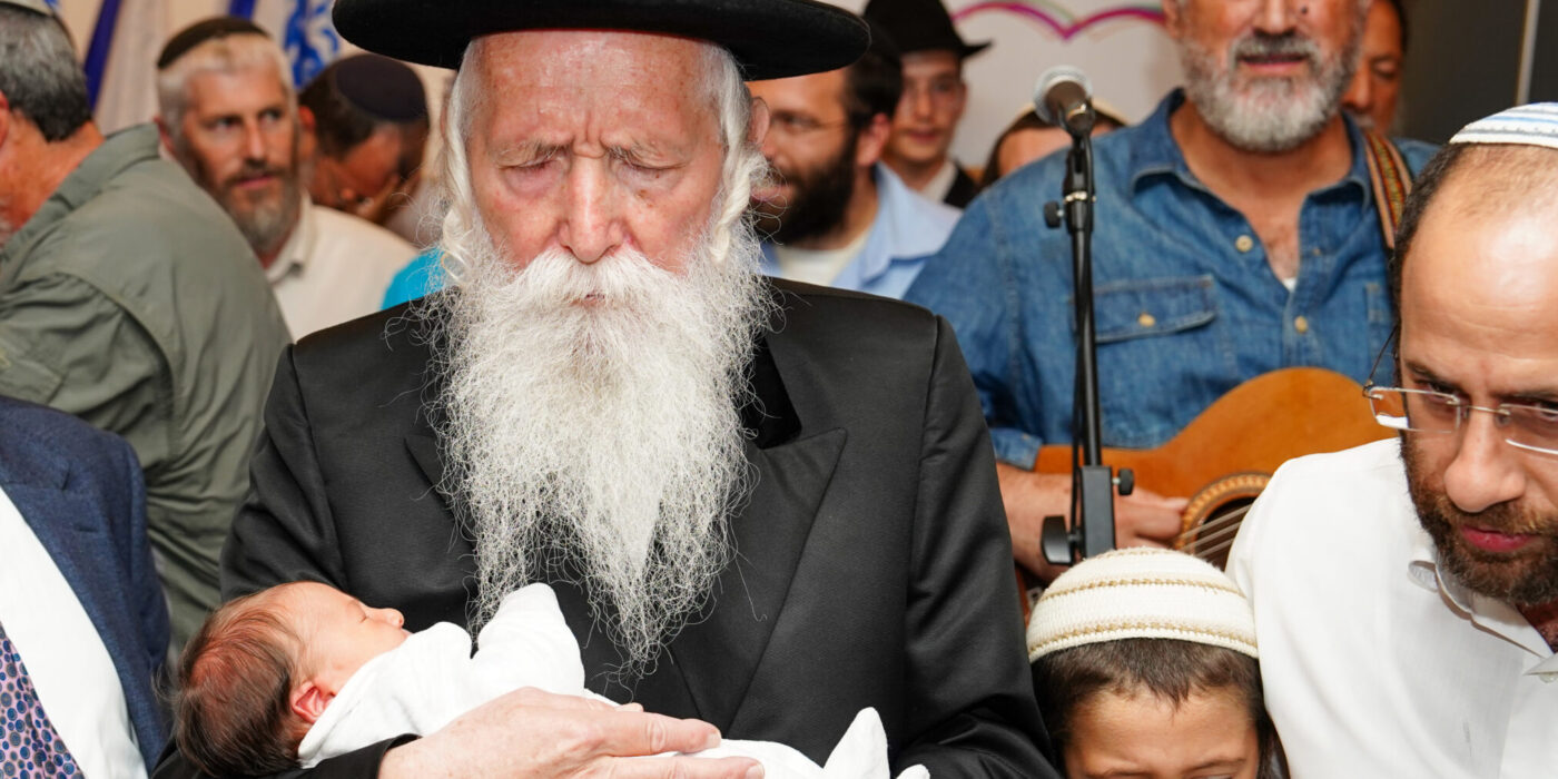 הרב גרוסמן אוחז תינוטק בטקס ברית