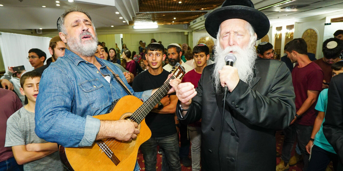 הרב גרוסמן שר עם גולן אזולאי למפונים