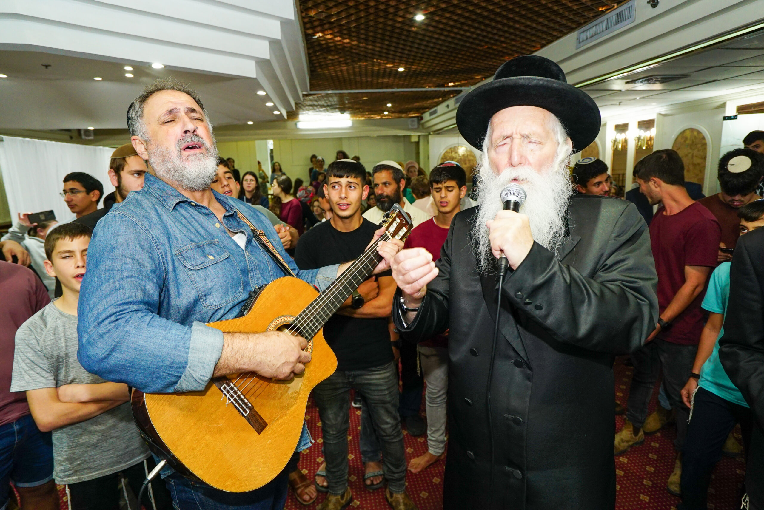 הרב גרוסמן שר עם גולן אזולאי למפונים