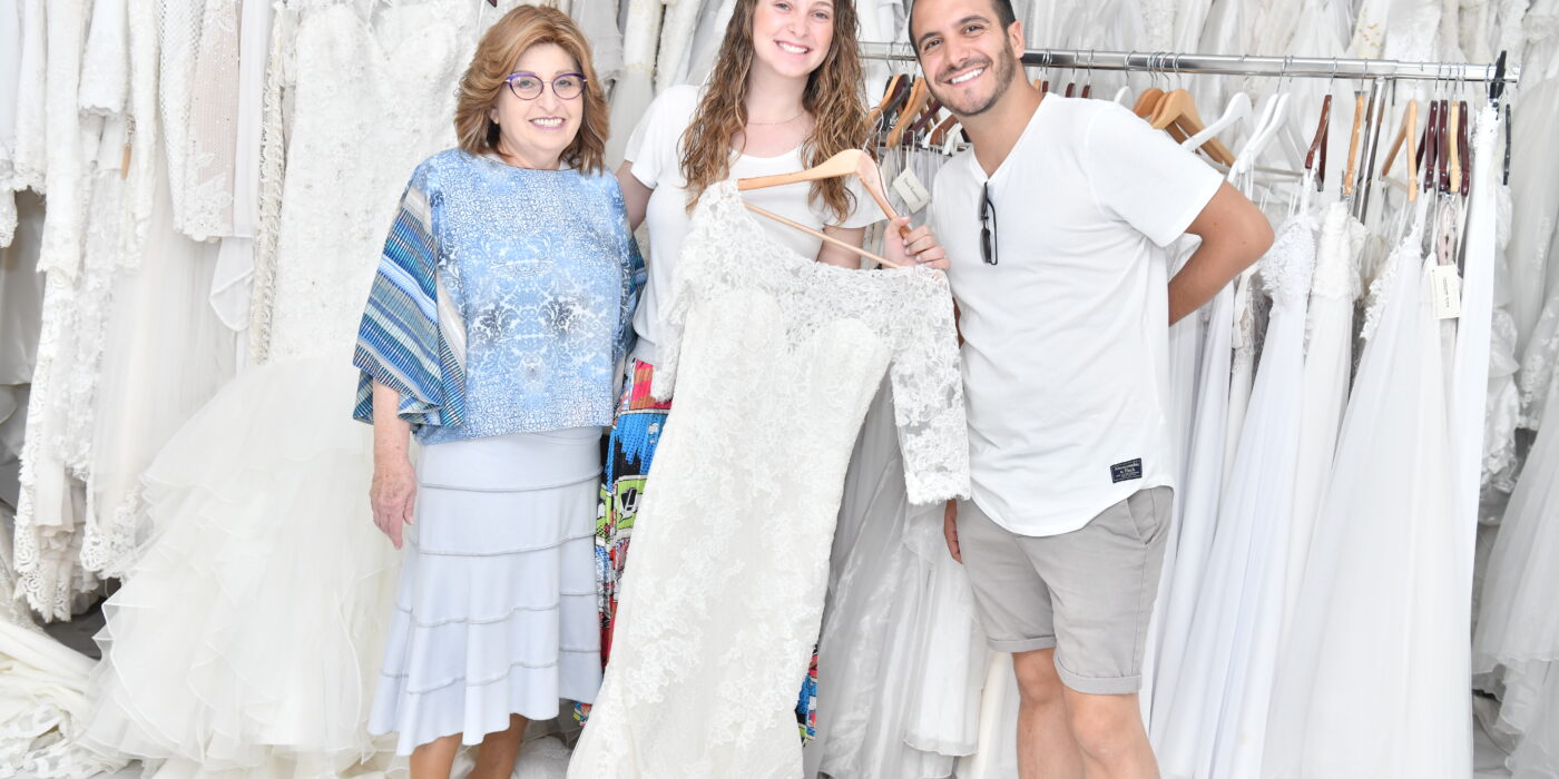 הרבנית גרוסמן עם זוג בסלון הכלות