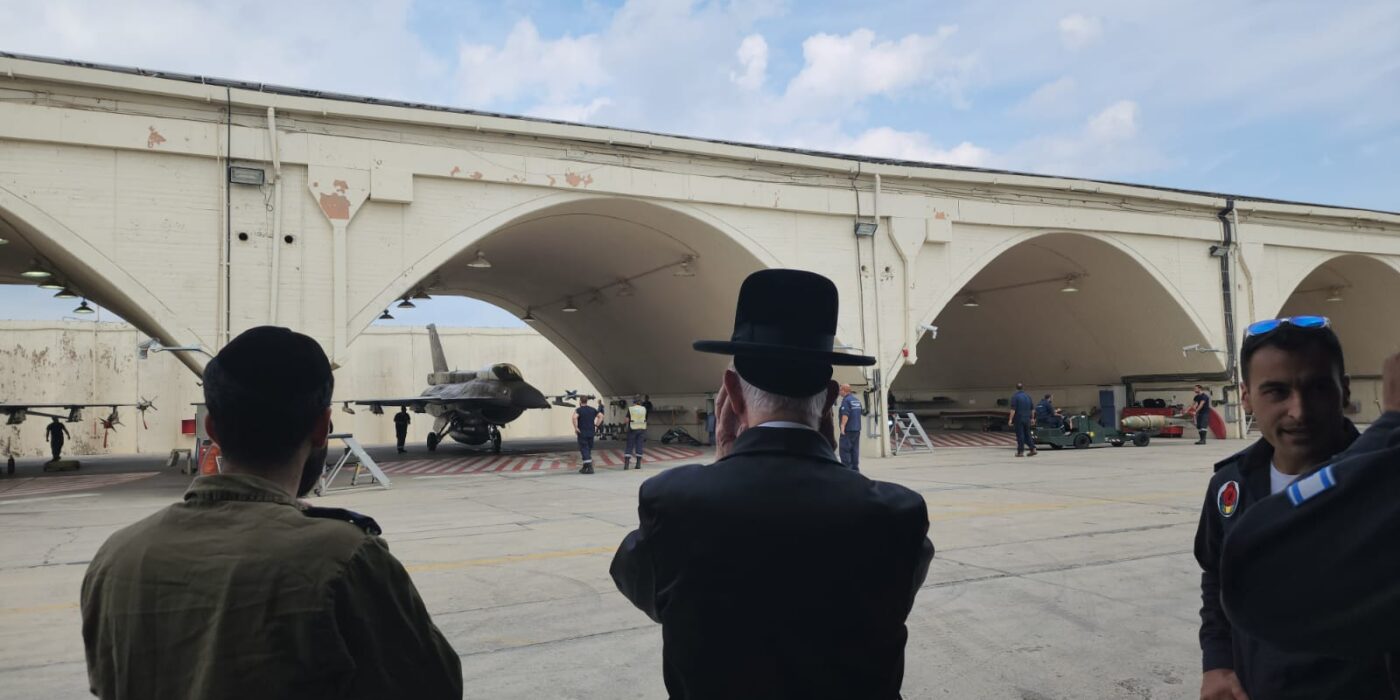 הרב צופה במטוס קרב