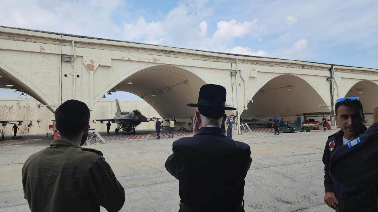 הרב צופה במטוס קרב