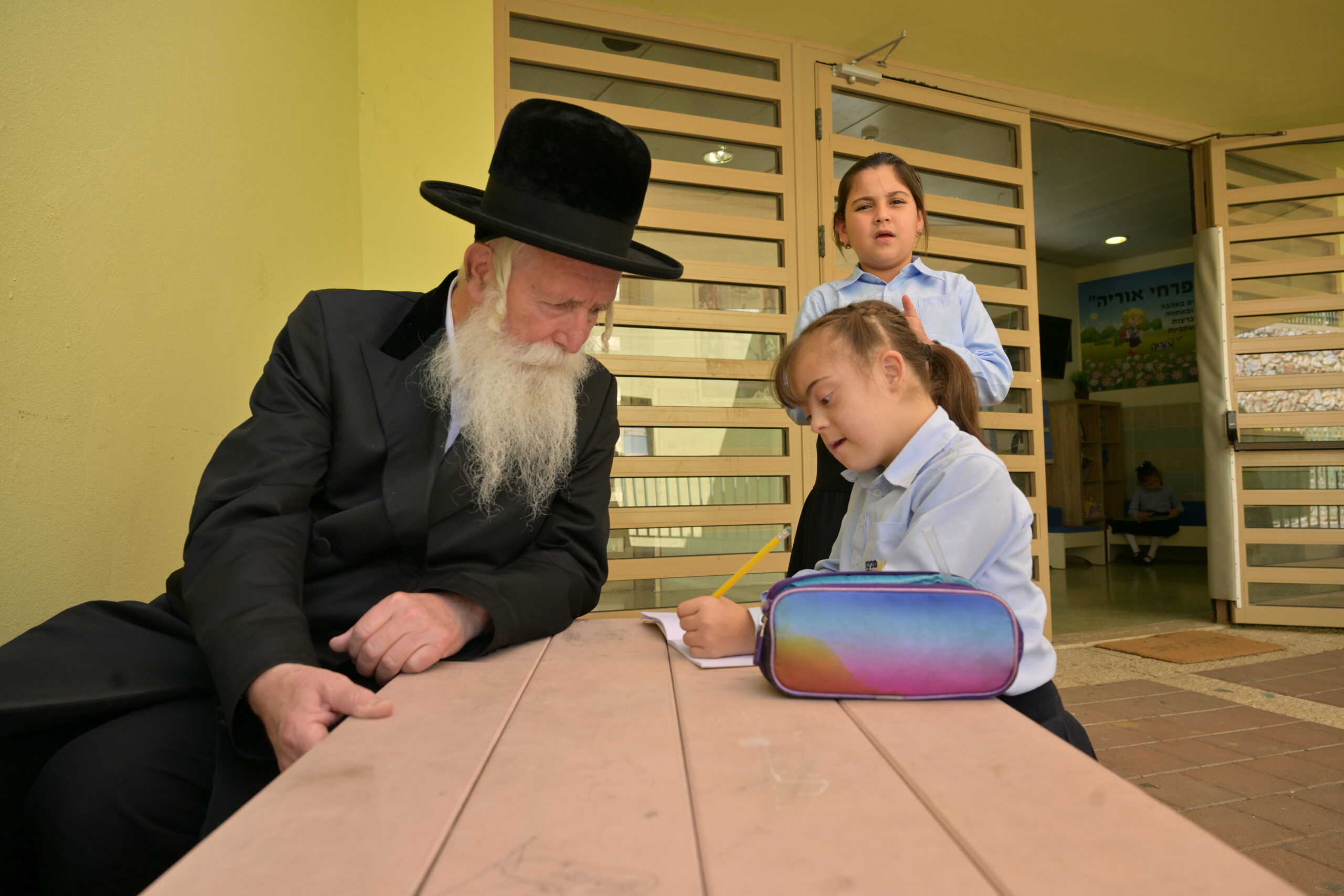 הרב עם תלמידה הכותבת ברכה לחייל