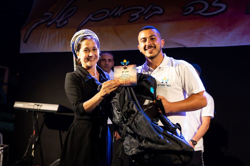 המורה שילת שמחון עם תלמיד כפר זוהרים