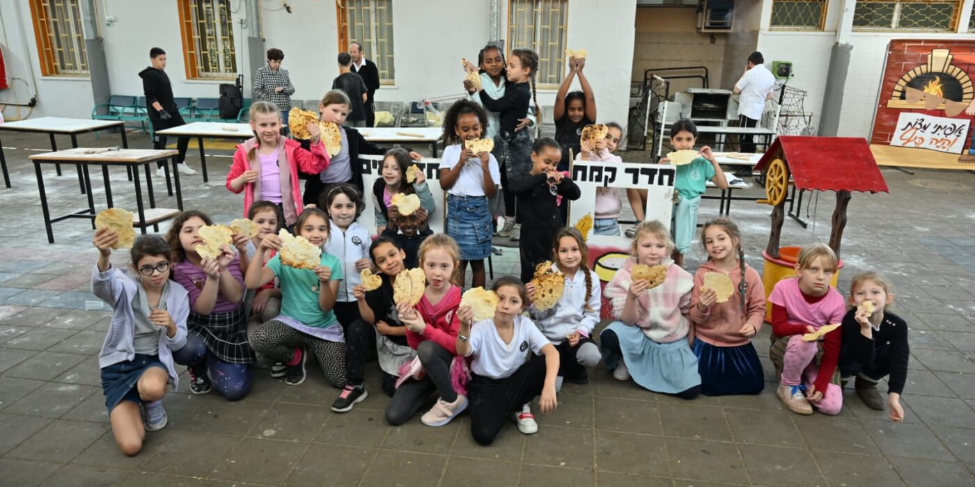 תלמידים עם המצות שאפו במו ידיהם