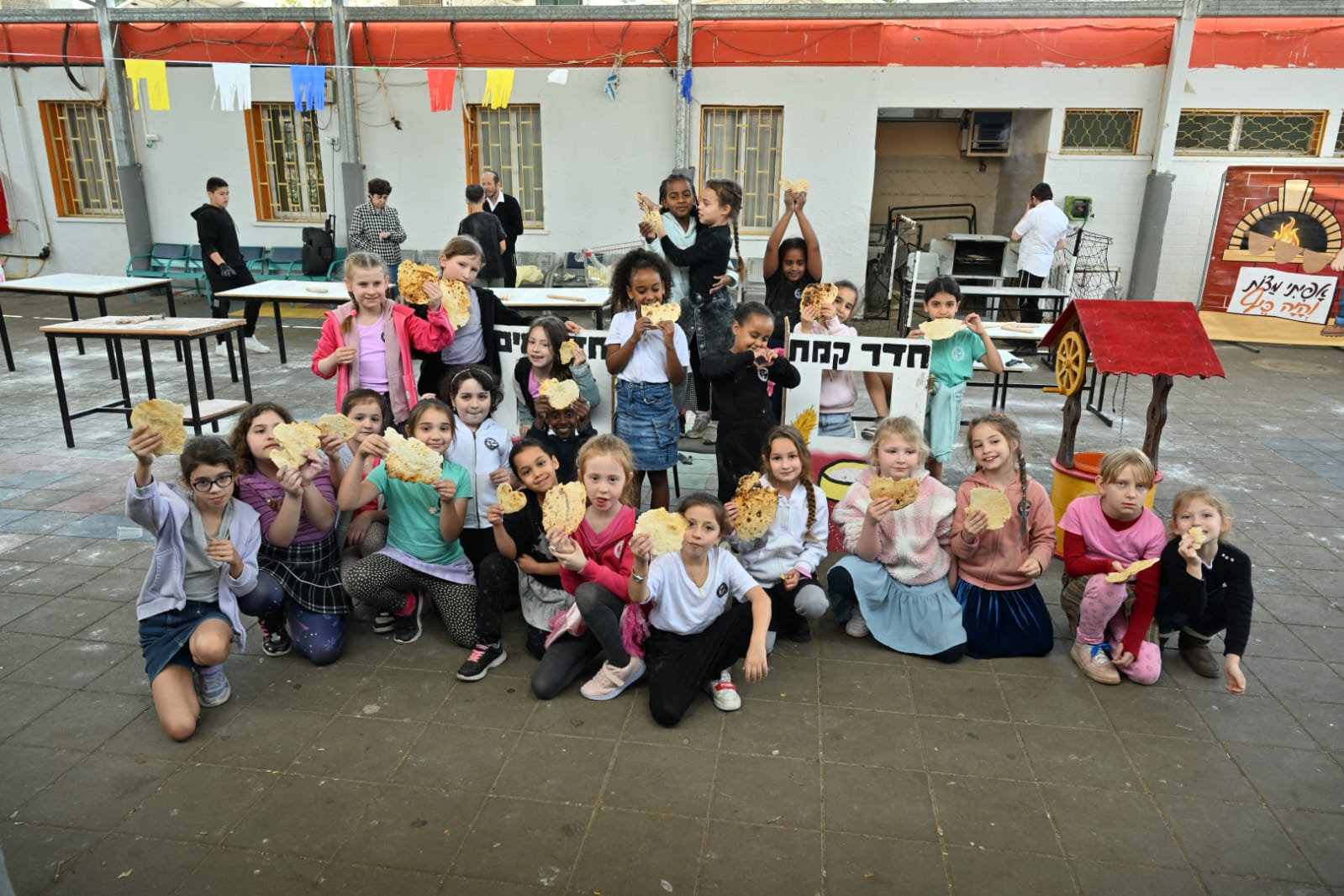 תלמידים עם המצות שאפו במו ידיהם