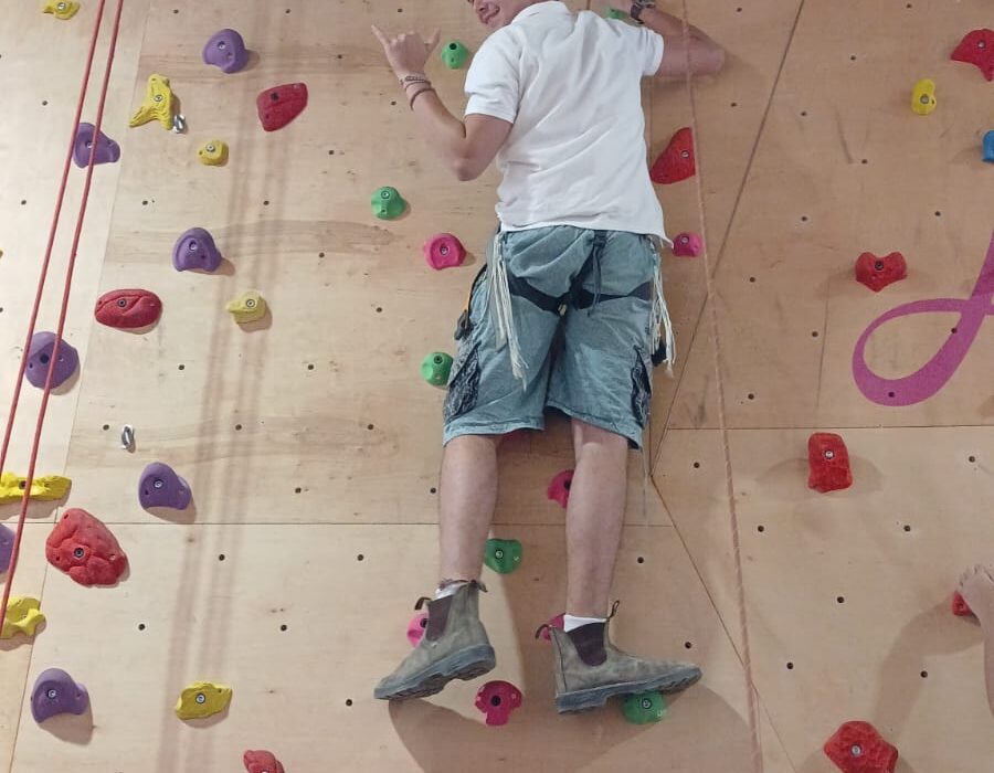 תלמיד מטפס על קיר טיפוס